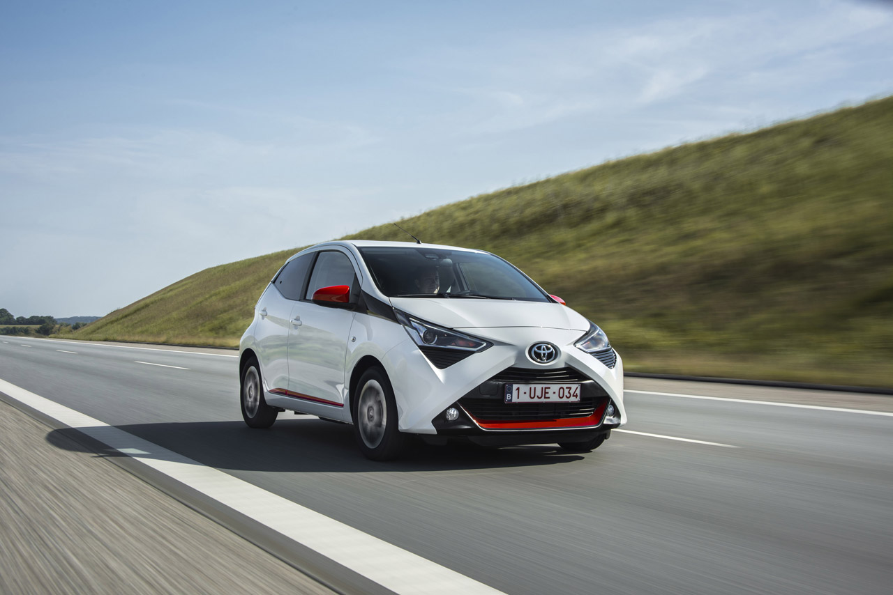 Toyota lanceert de vernieuwde Aygo met meer luxe en een zuinigere motor.