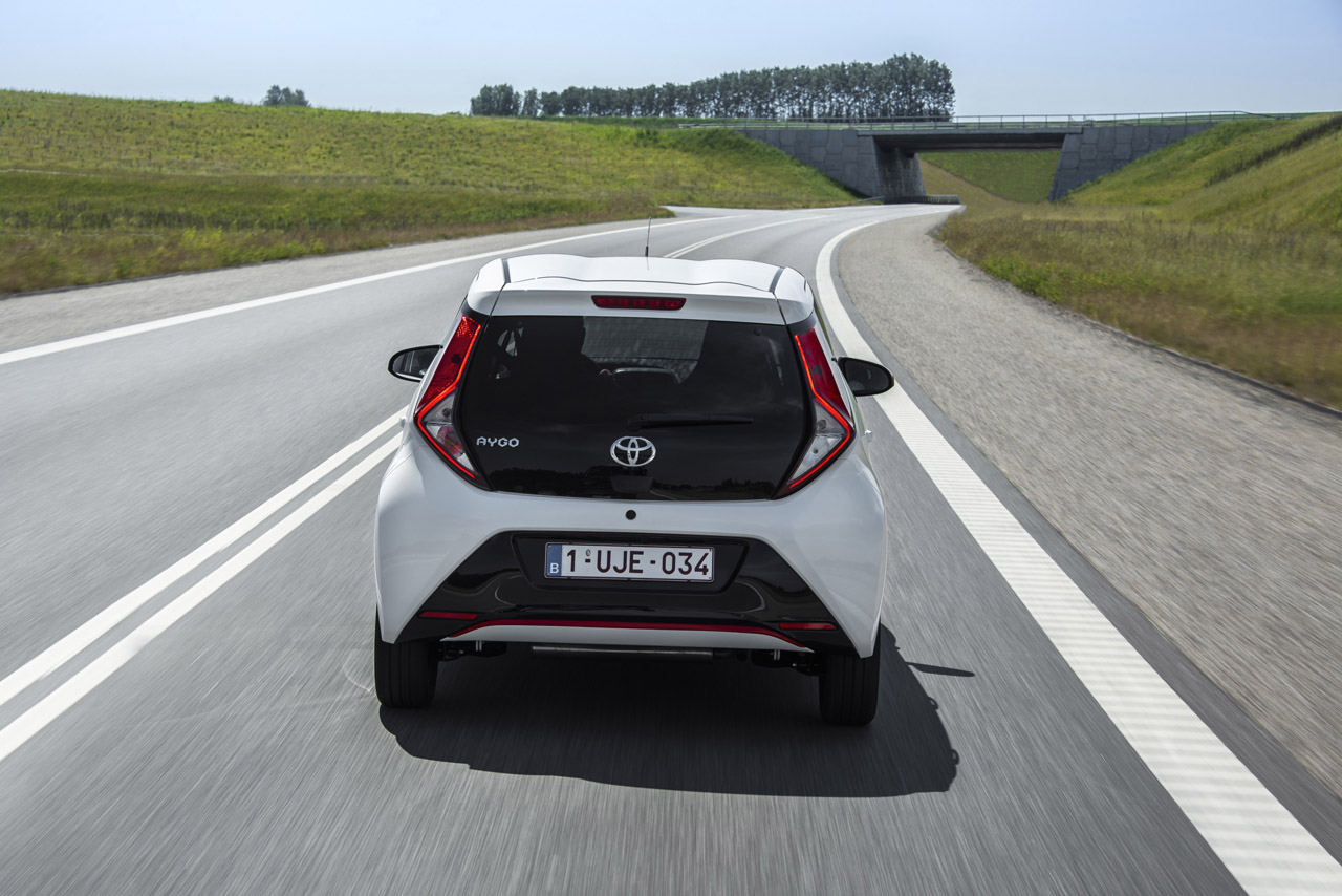Toyota lanceert de vernieuwde Aygo met meer luxe en een zuinigere motor.