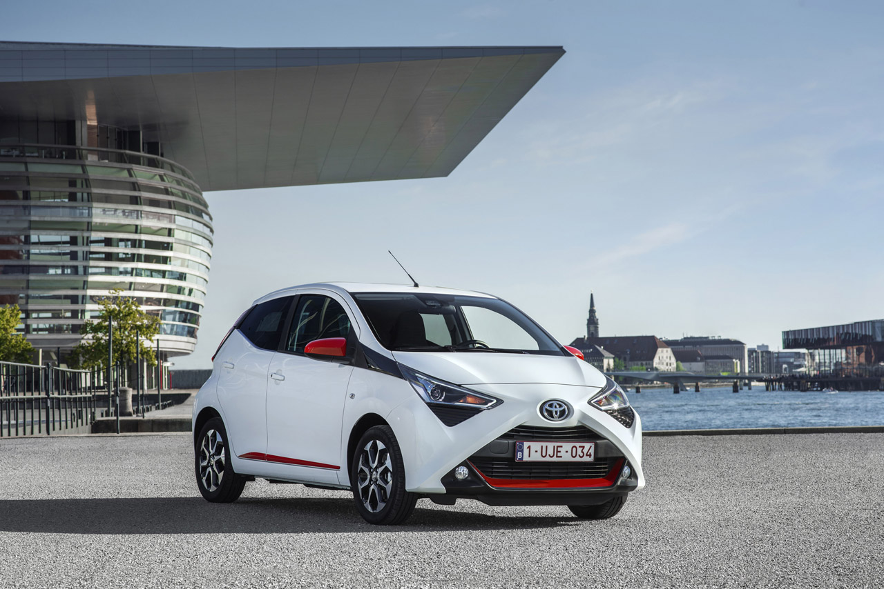Toyota lanceert de vernieuwde Aygo met meer luxe en een zuinigere motor.