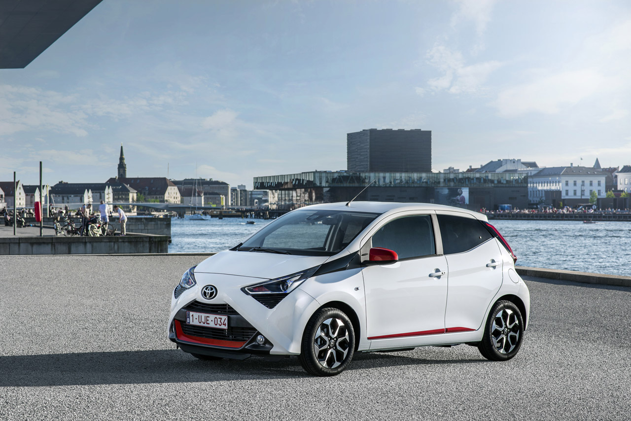 Toyota lanceert de vernieuwde Aygo met meer luxe en een zuinigere motor.