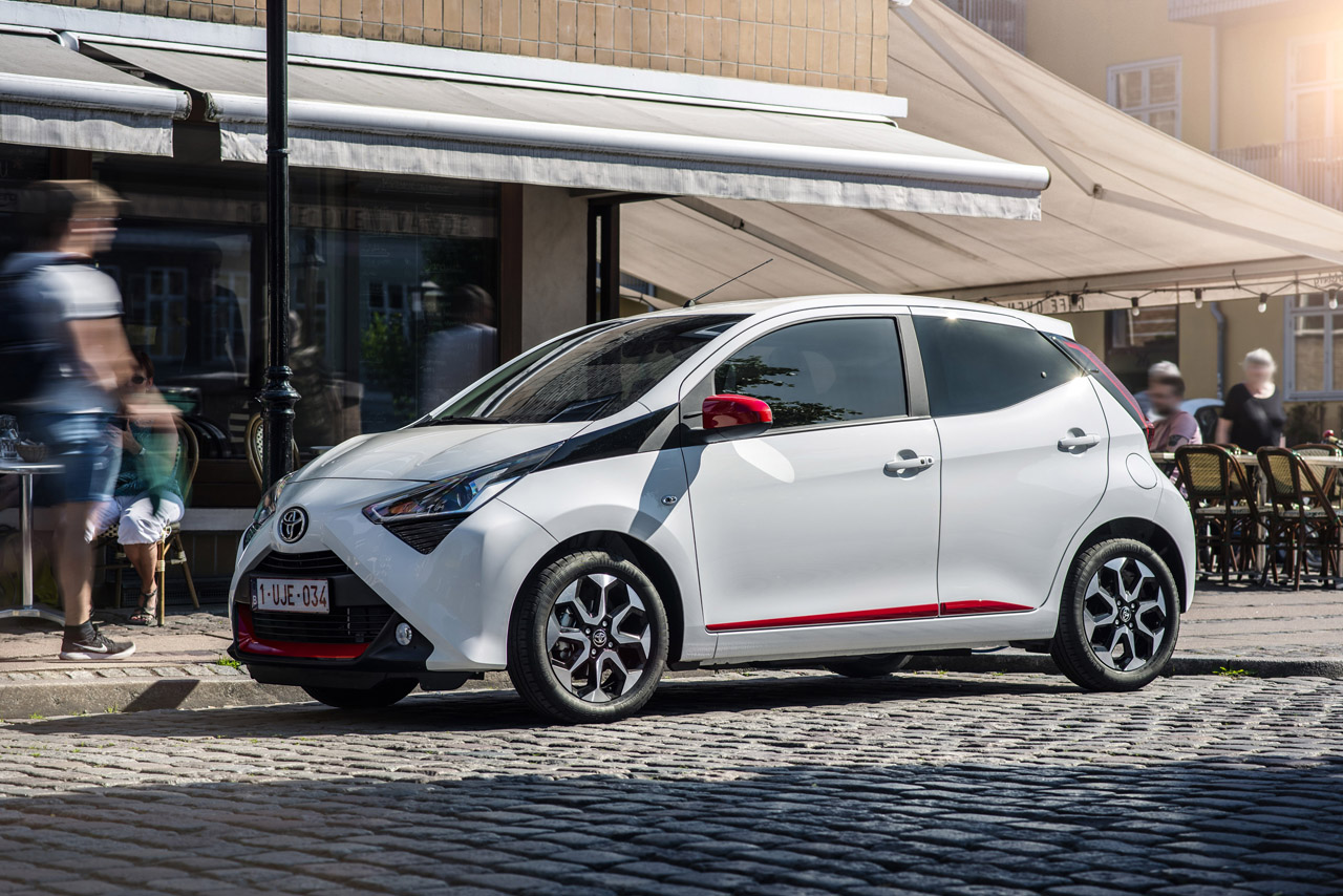 Toyota lanceert de vernieuwde Aygo met meer luxe en een zuinigere motor.