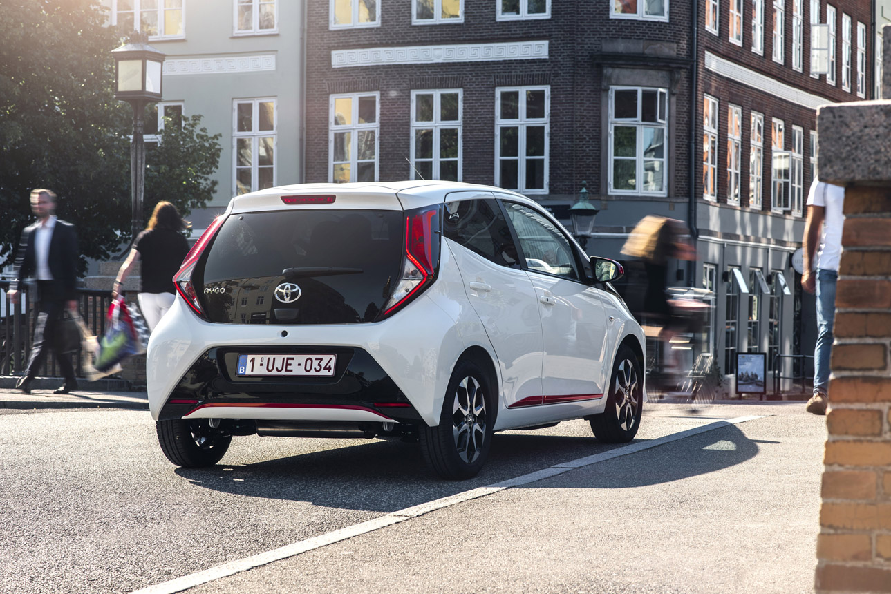 Toyota lanceert de vernieuwde Aygo met meer luxe en een zuinigere motor.