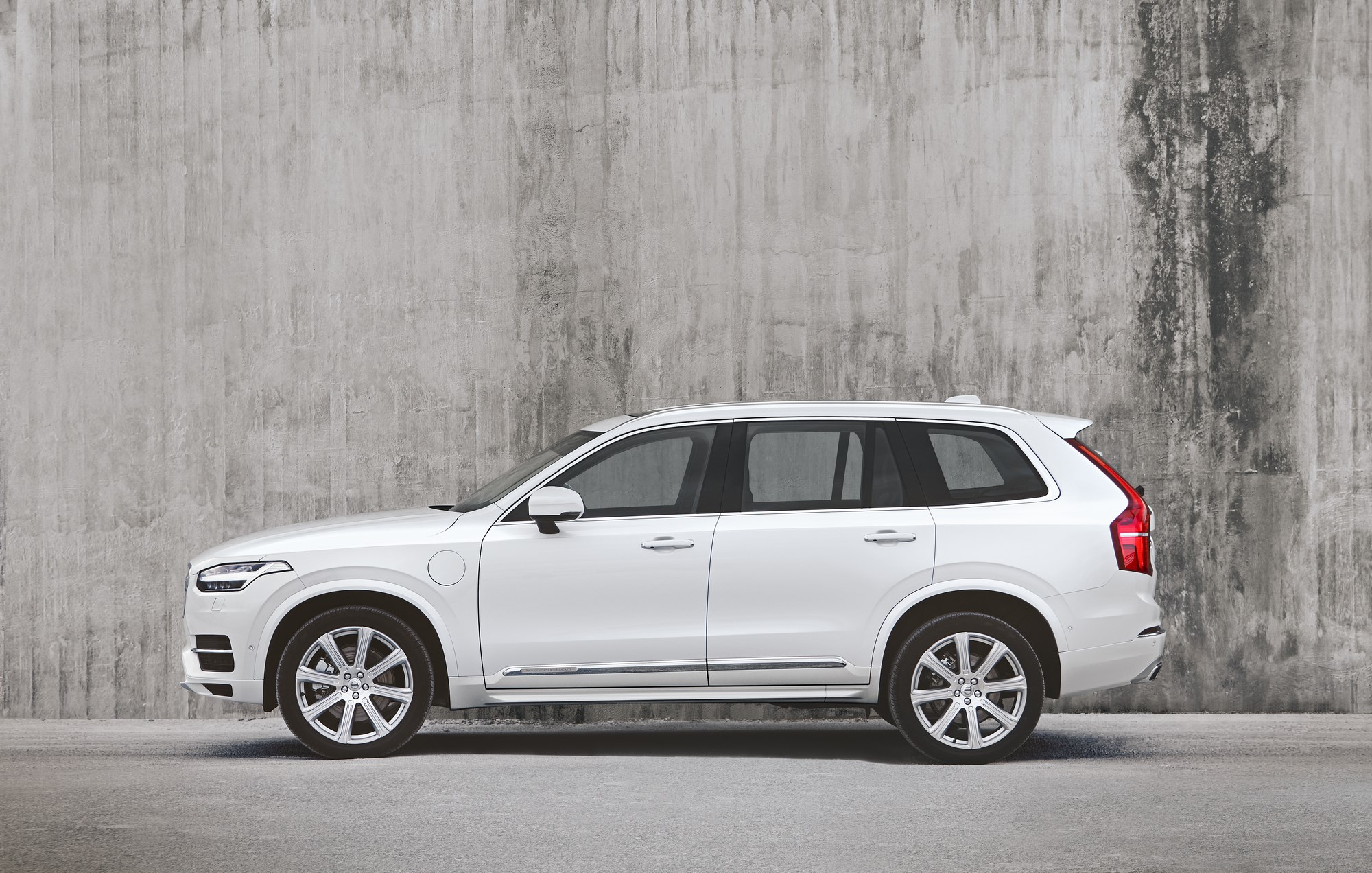 Volvo XC90 modeljaar 2017 verwelkomt de T6 AWD en nieuwe D5 PowerPulse dieselmotor samen met meer standaarduitrusting zoals IntelliSafe Assist en LED-verlichting. Prijzen liggen iets hoger.