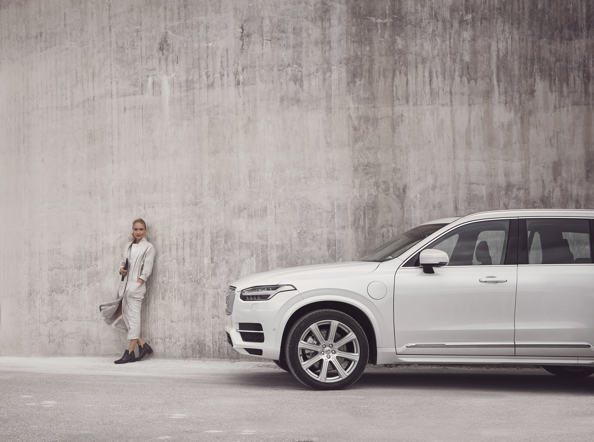 Volvo XC90 modeljaar 2017 verwelkomt de T6 AWD en nieuwe D5 PowerPulse dieselmotor samen met meer standaarduitrusting zoals IntelliSafe Assist en LED-verlichting. Prijzen liggen iets hoger.