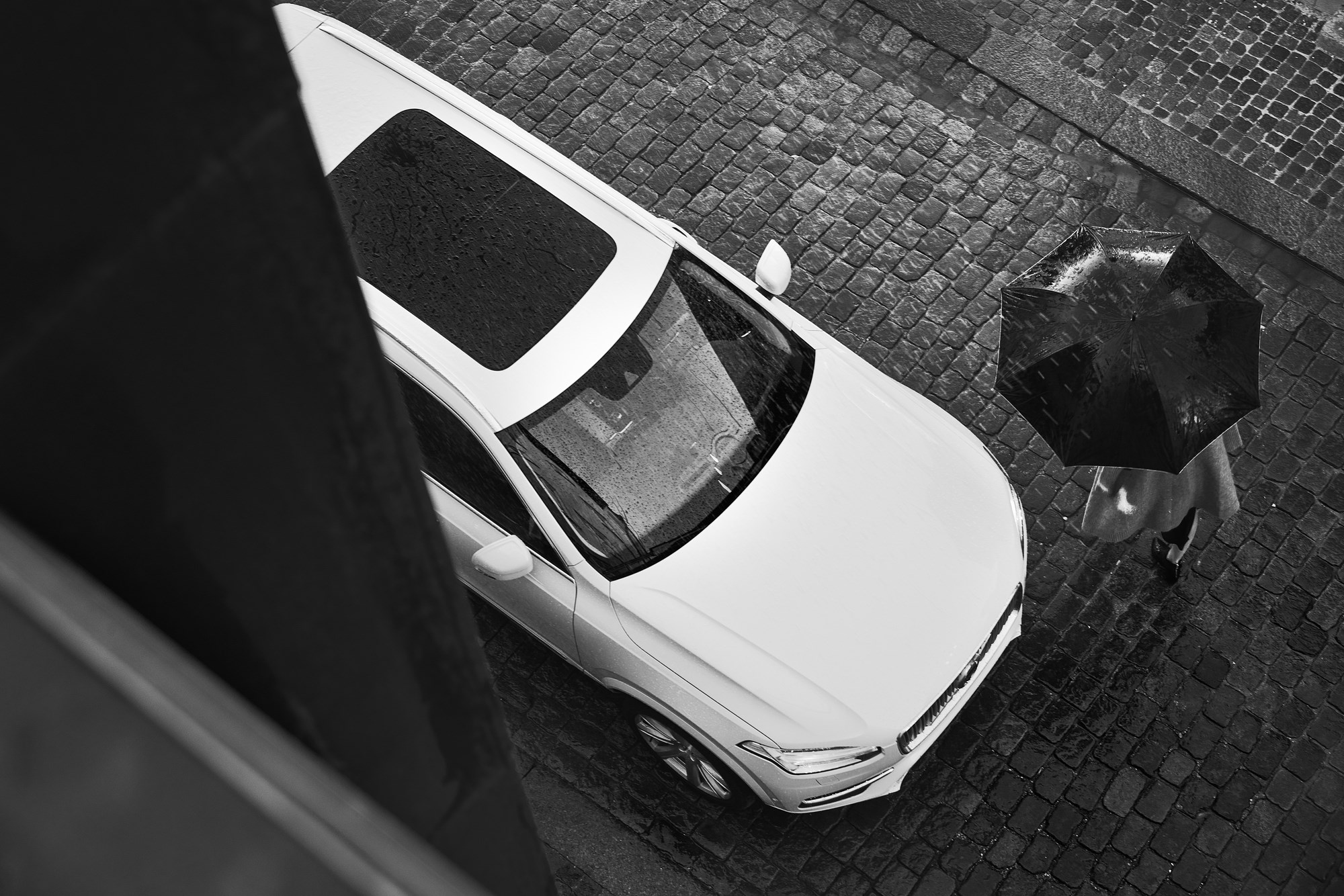 Volvo XC90 modeljaar 2017 verwelkomt de T6 AWD en nieuwe D5 PowerPulse dieselmotor samen met meer standaarduitrusting zoals IntelliSafe Assist en LED-verlichting. Prijzen liggen iets hoger.