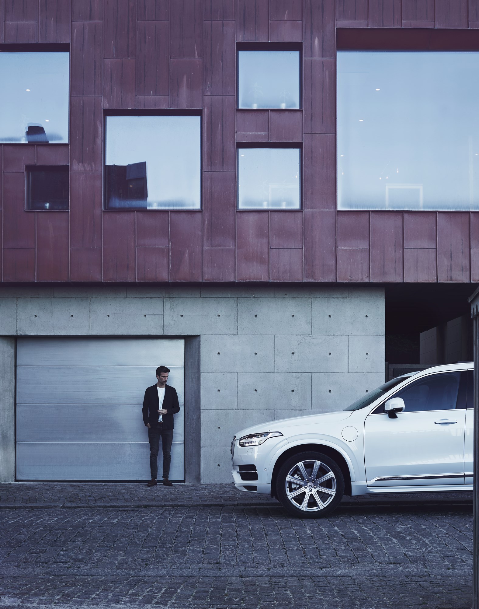 Volvo XC90 modeljaar 2017 verwelkomt de T6 AWD en nieuwe D5 PowerPulse dieselmotor samen met meer standaarduitrusting zoals IntelliSafe Assist en LED-verlichting. Prijzen liggen iets hoger.