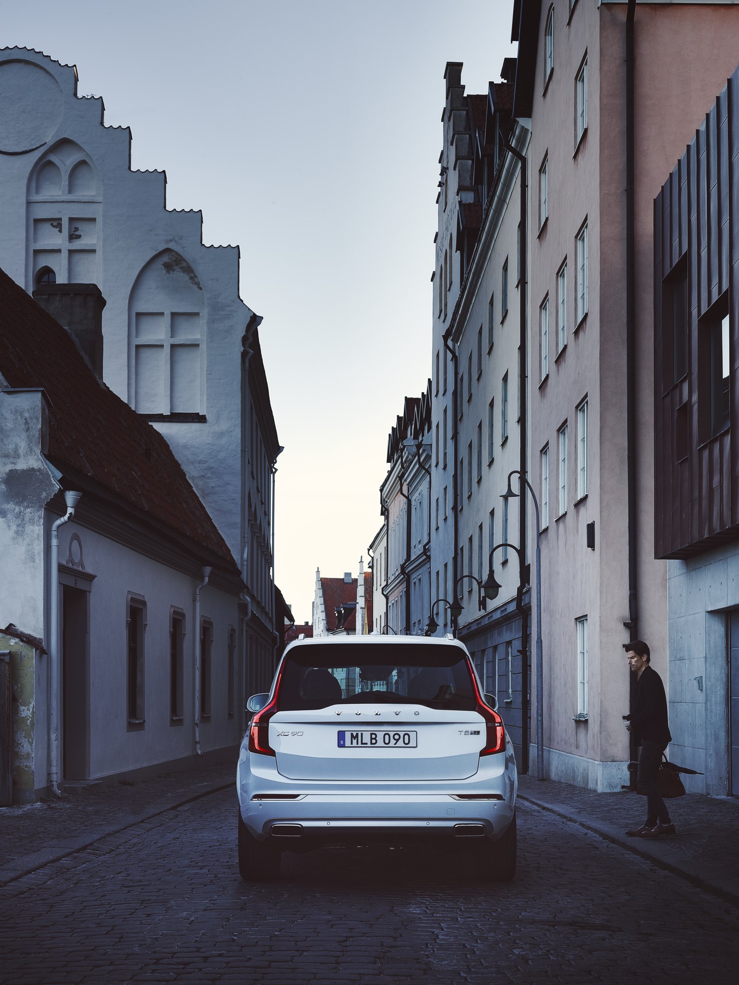 Volvo XC90 modeljaar 2017 verwelkomt de T6 AWD en nieuwe D5 PowerPulse dieselmotor samen met meer standaarduitrusting zoals IntelliSafe Assist en LED-verlichting. Prijzen liggen iets hoger.