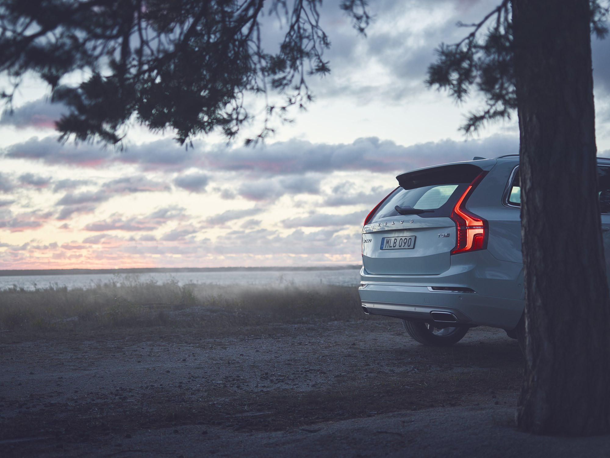Volvo XC90 modeljaar 2017 verwelkomt de T6 AWD en nieuwe D5 PowerPulse dieselmotor samen met meer standaarduitrusting zoals IntelliSafe Assist en LED-verlichting. Prijzen liggen iets hoger.