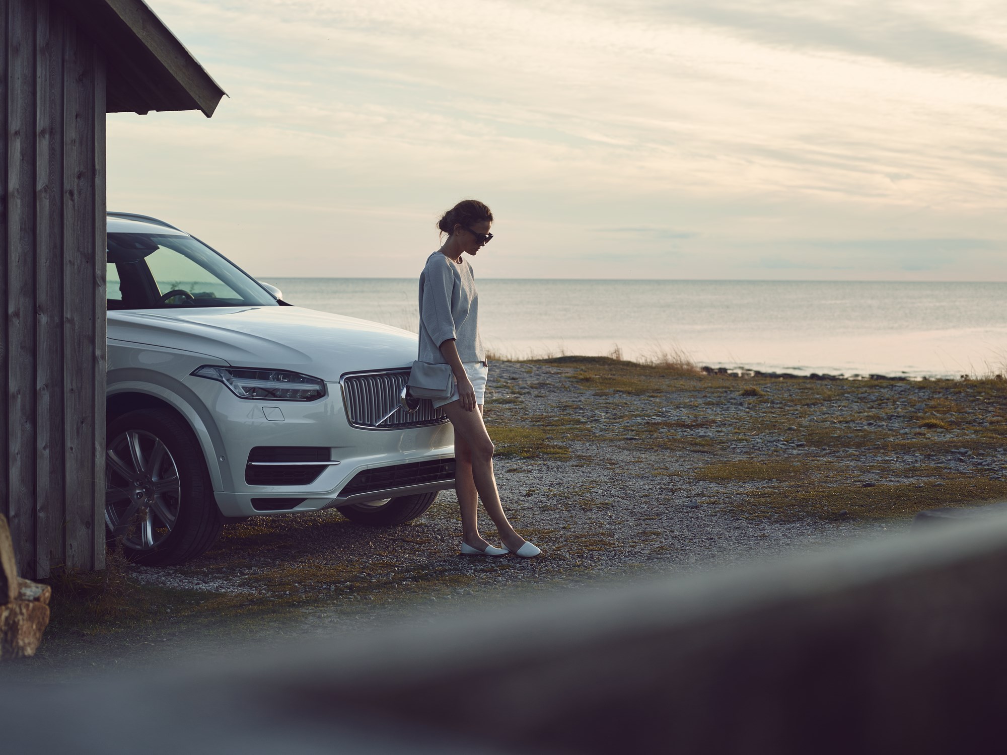 Volvo XC90 modeljaar 2017 verwelkomt de T6 AWD en nieuwe D5 PowerPulse dieselmotor samen met meer standaarduitrusting zoals IntelliSafe Assist en LED-verlichting. Prijzen liggen iets hoger.