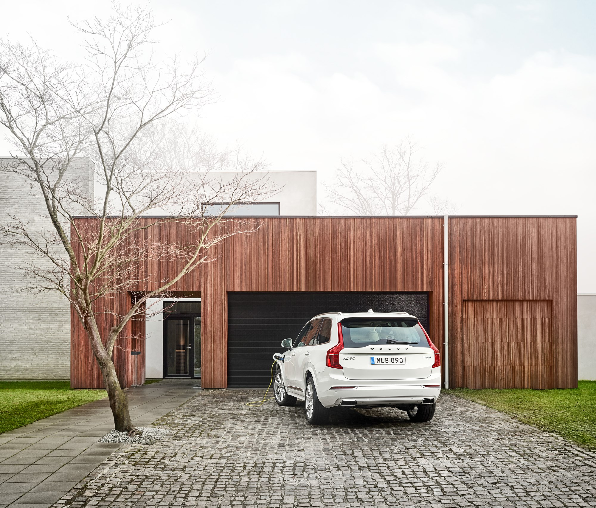 Volvo XC90 modeljaar 2017 verwelkomt de T6 AWD en nieuwe D5 PowerPulse dieselmotor samen met meer standaarduitrusting zoals IntelliSafe Assist en LED-verlichting. Prijzen liggen iets hoger.