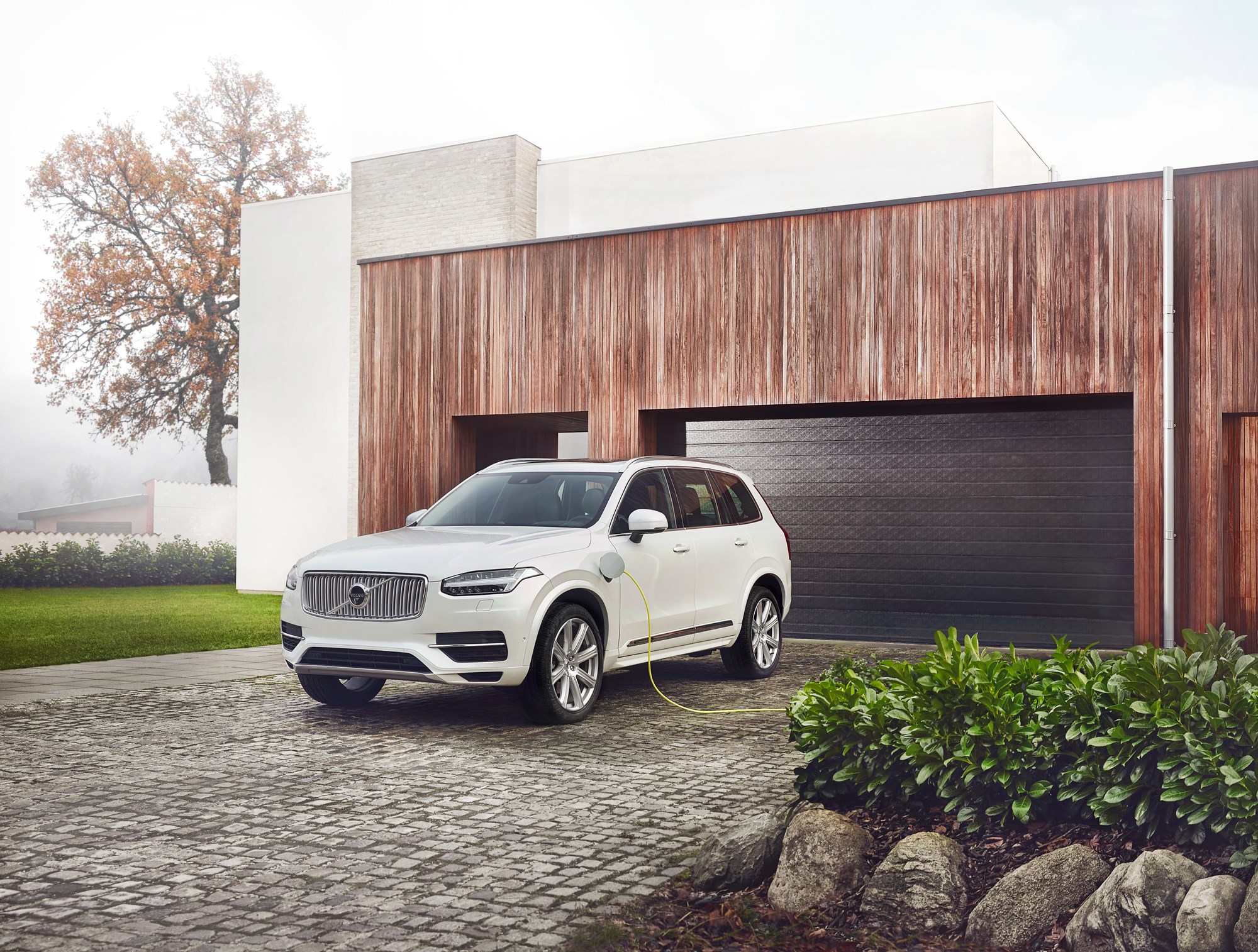 Volvo XC90 modeljaar 2017 verwelkomt de T6 AWD en nieuwe D5 PowerPulse dieselmotor samen met meer standaarduitrusting zoals IntelliSafe Assist en LED-verlichting. Prijzen liggen iets hoger.