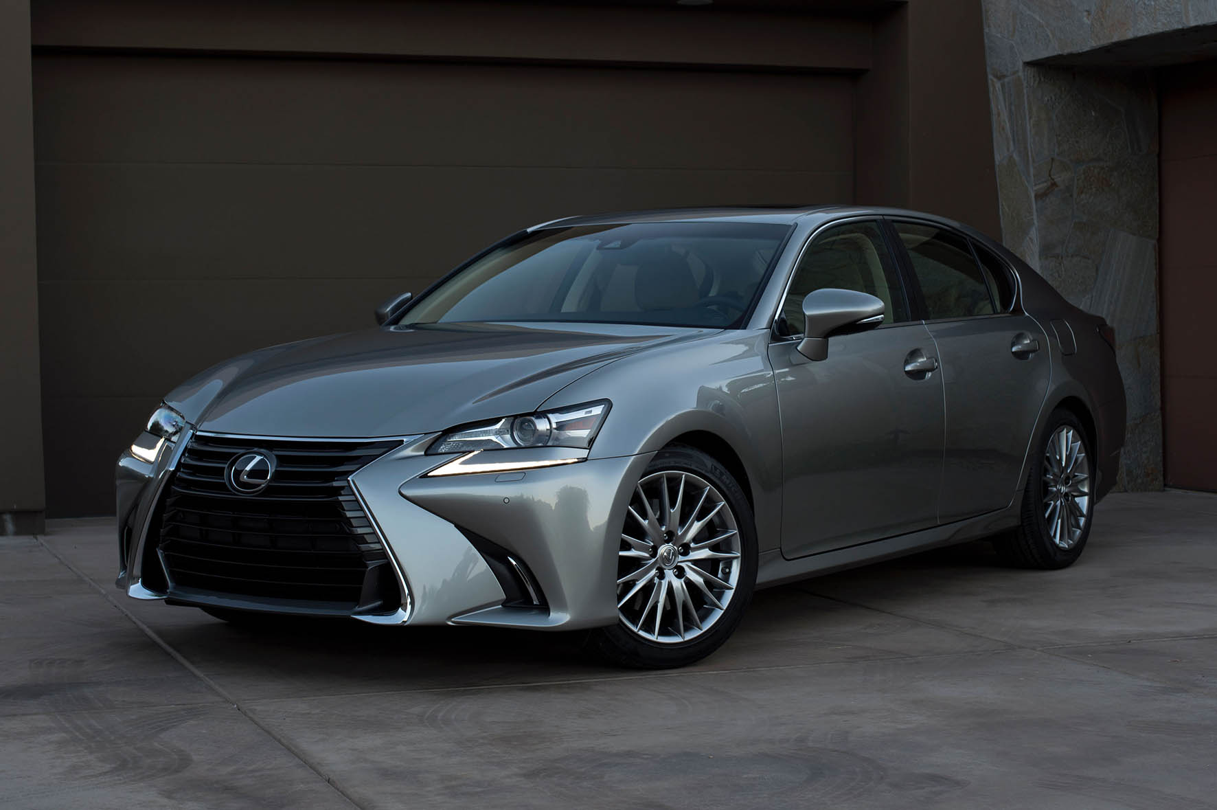 Lexus introduceert de vernieuwde GS in 2016 bij de dealers. De hybride sedan begint bij prijzen vanaf 46.795 euro.