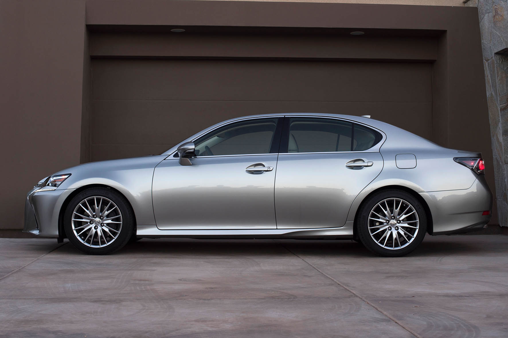 Lexus introduceert de vernieuwde GS in 2016 bij de dealers. De hybride sedan begint bij prijzen vanaf 46.795 euro.
