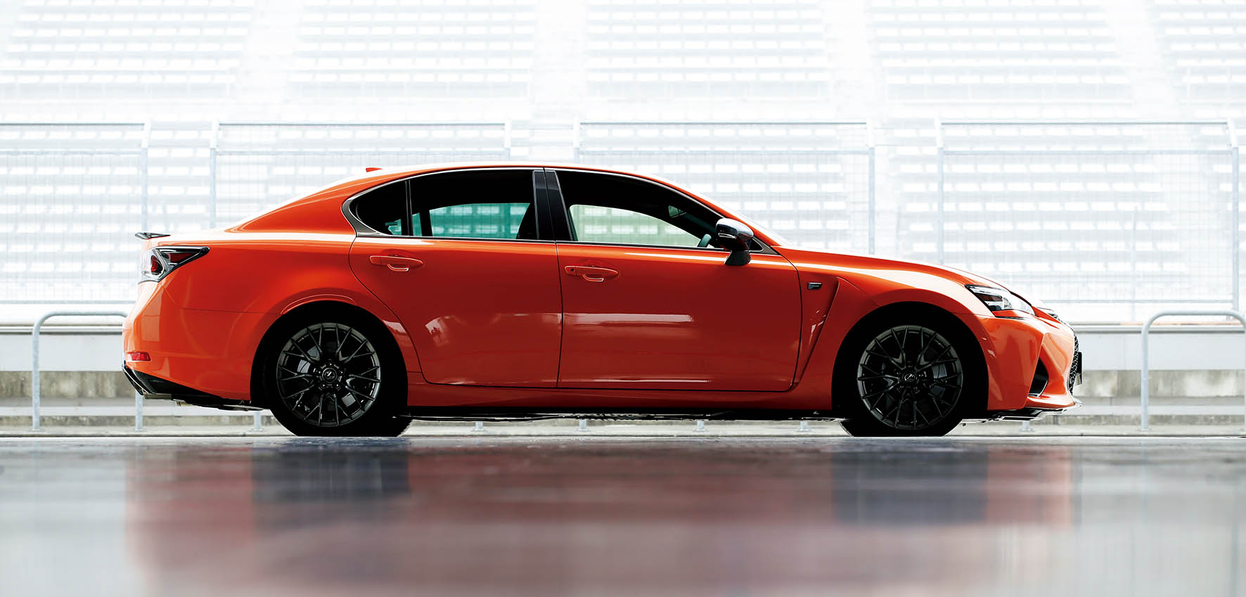 Lexus introduceert de vernieuwde GS in 2016 bij de dealers. De hybride sedan begint bij prijzen vanaf 46.795 euro.