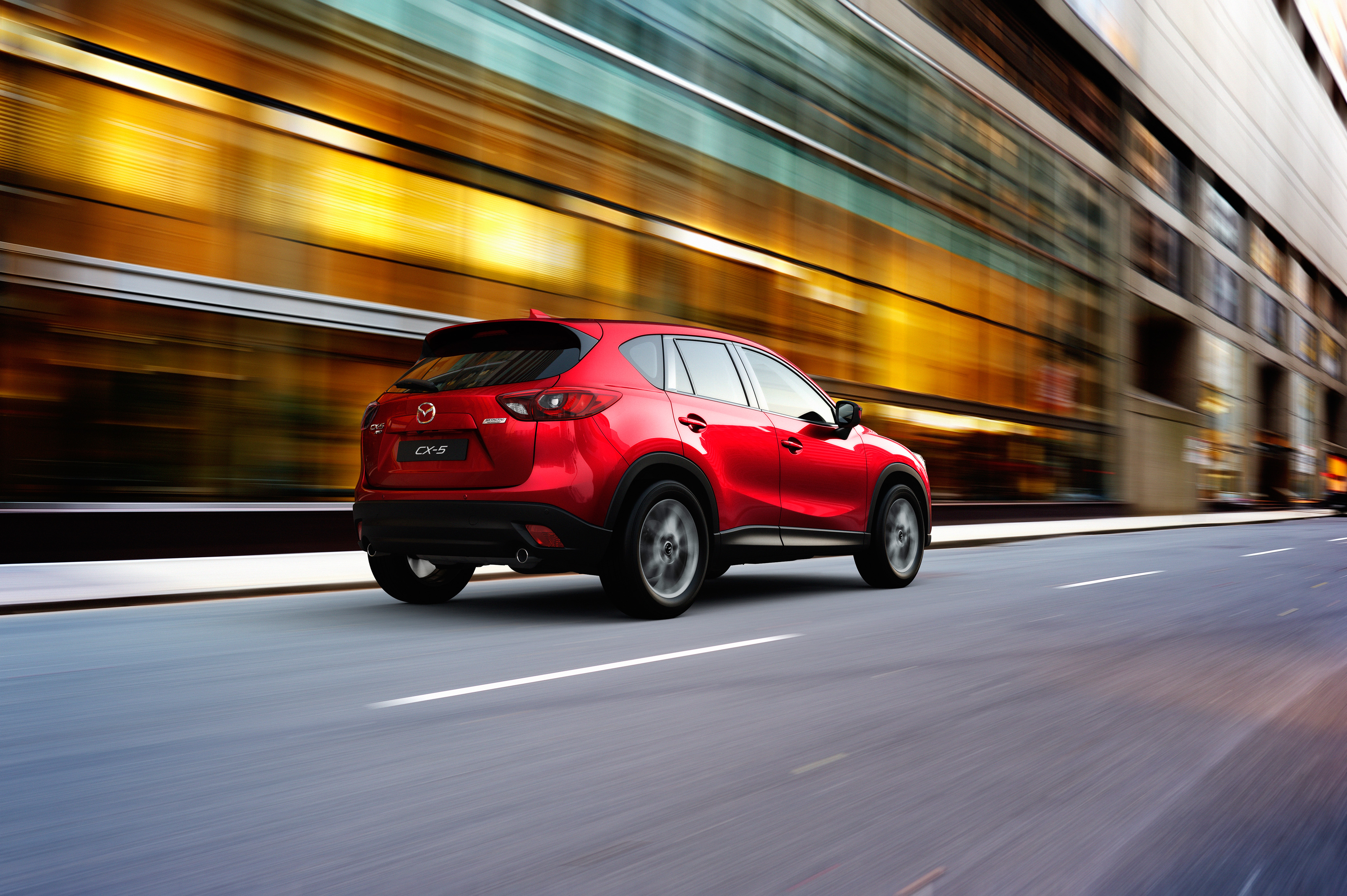 Mazda heeft de prijzen bekendgemaakt van de vernieuwde Mazda CX-5. De vanafprijs is met 27.990 euro precies gelijk, maar voor de overige uitvoeringen verandert er een hoop.