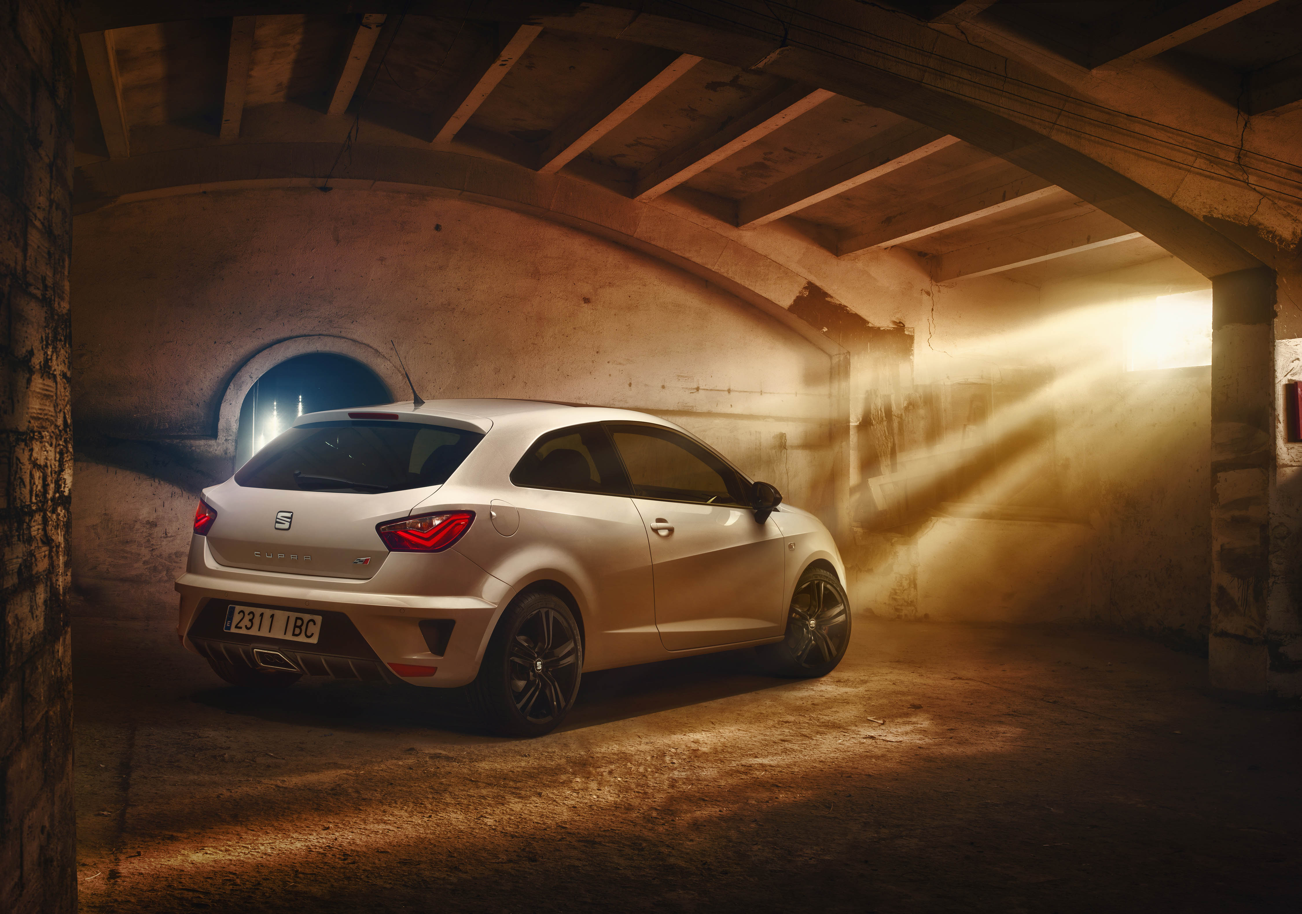 De nieuwe Seat Ibiza Cupra deelt zijn motor met de Volkswagen Polo GTI. Dat betekent 192 pk en 320 Nm, een snellere sprint naar 100 km/h en een hogere topsnelheid. Maar dat is niet het enige.