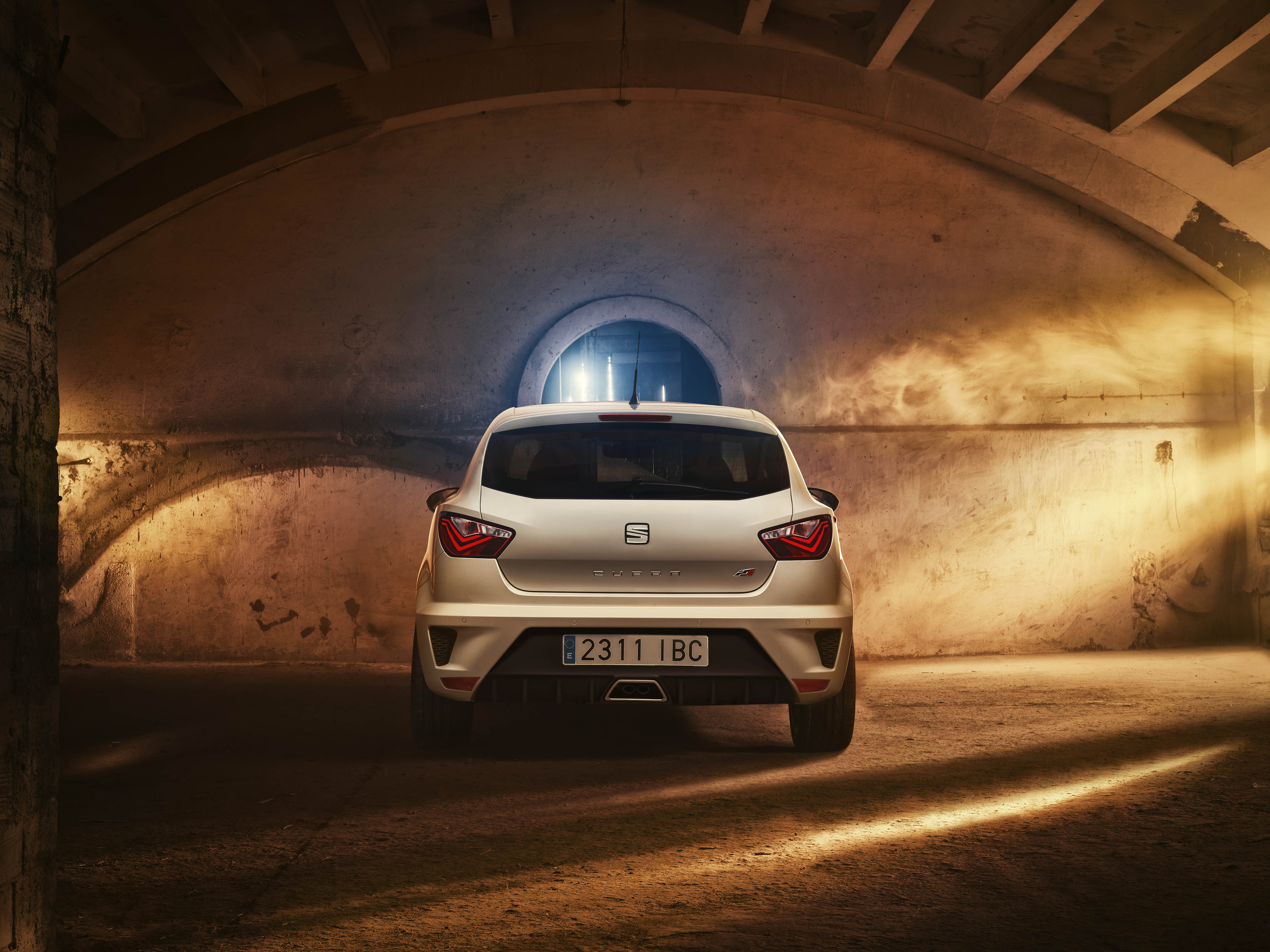 De nieuwe Seat Ibiza Cupra deelt zijn motor met de Volkswagen Polo GTI. Dat betekent 192 pk en 320 Nm, een snellere sprint naar 100 km/h en een hogere topsnelheid. Maar dat is niet het enige.