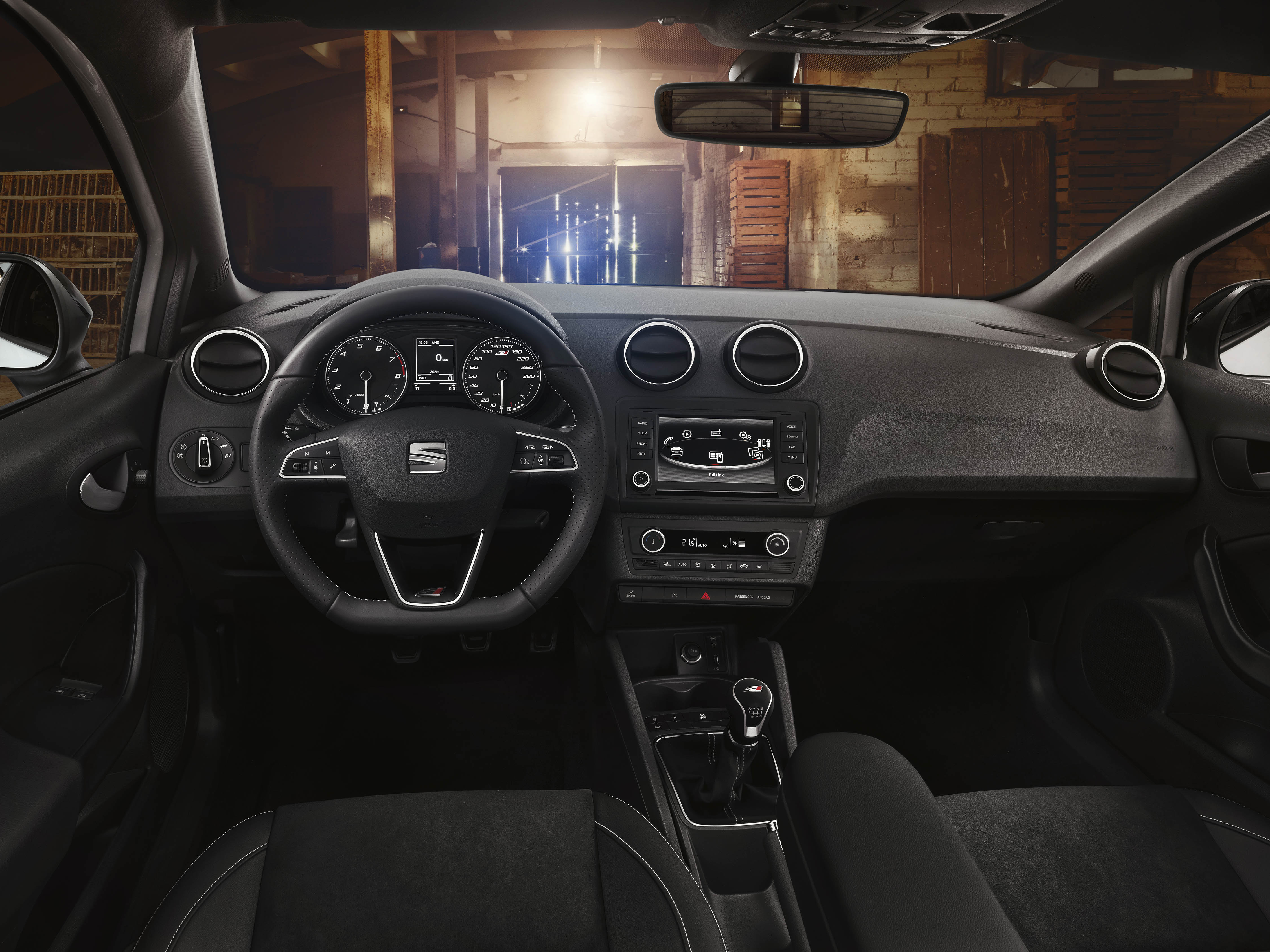 De nieuwe Seat Ibiza Cupra deelt zijn motor met de Volkswagen Polo GTI. Dat betekent 192 pk en 320 Nm, een snellere sprint naar 100 km/h en een hogere topsnelheid. Maar dat is niet het enige.