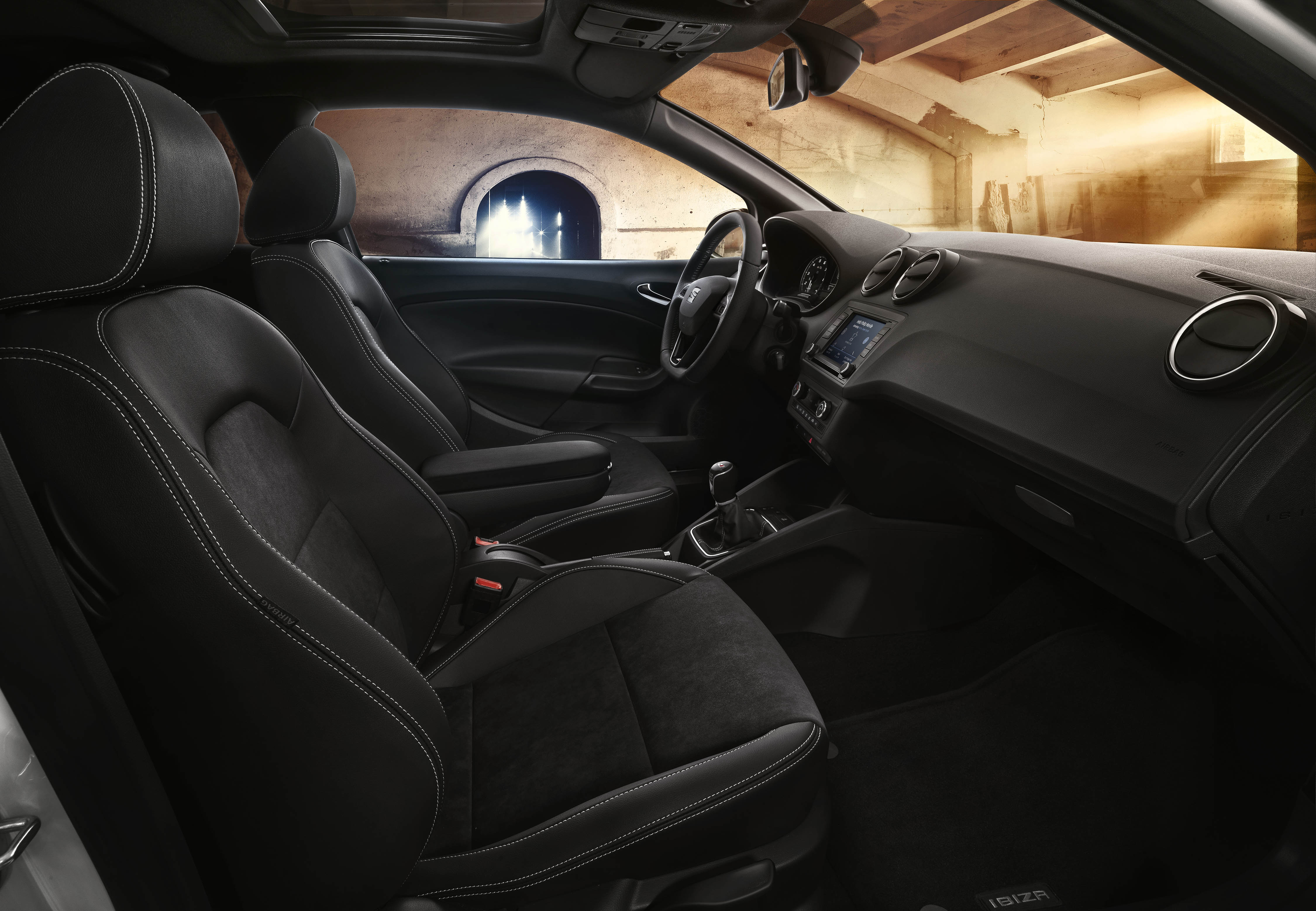 De nieuwe Seat Ibiza Cupra deelt zijn motor met de Volkswagen Polo GTI. Dat betekent 192 pk en 320 Nm, een snellere sprint naar 100 km/h en een hogere topsnelheid. Maar dat is niet het enige.