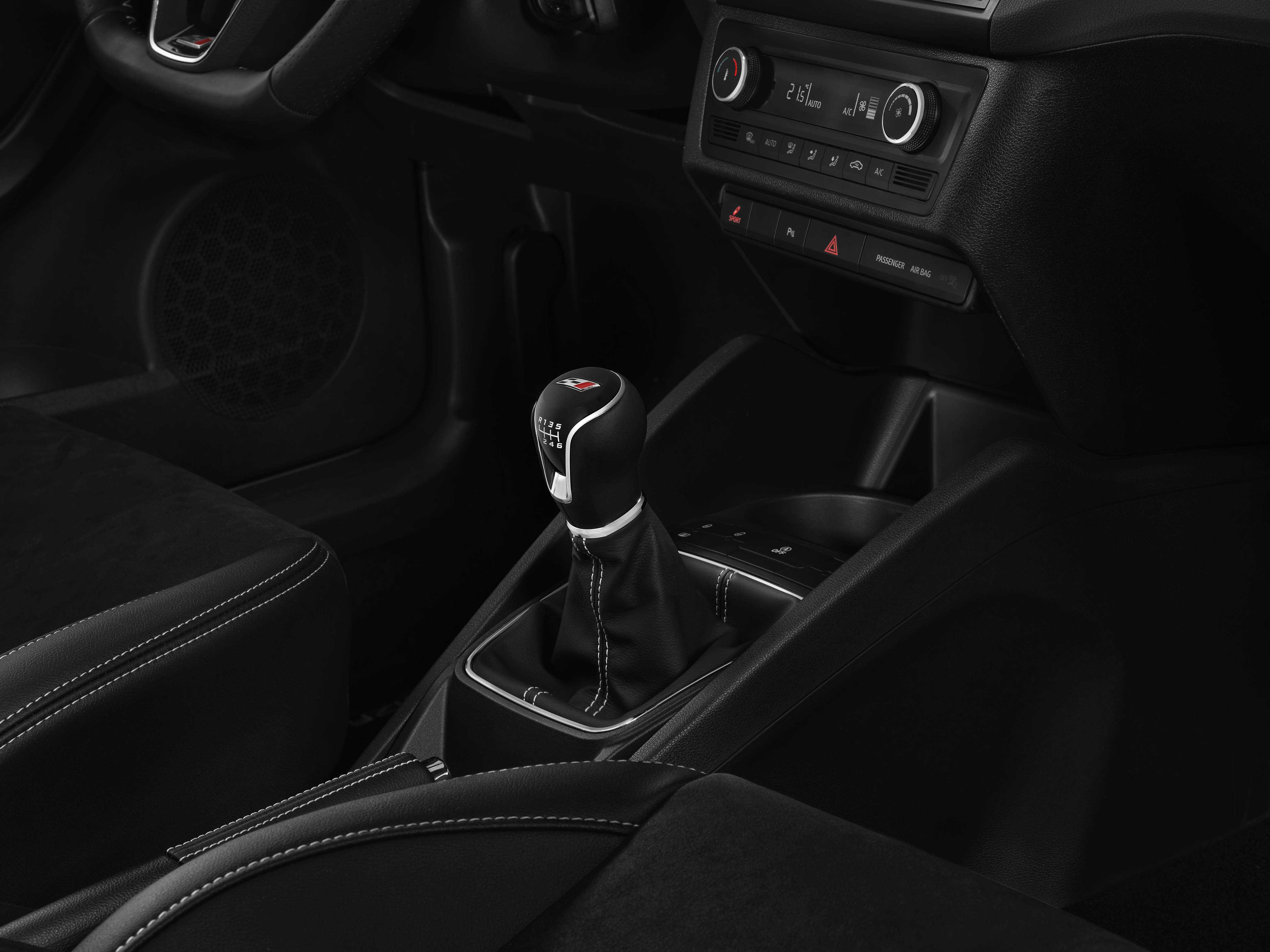 De nieuwe Seat Ibiza Cupra deelt zijn motor met de Volkswagen Polo GTI. Dat betekent 192 pk en 320 Nm, een snellere sprint naar 100 km/h en een hogere topsnelheid. Maar dat is niet het enige.
