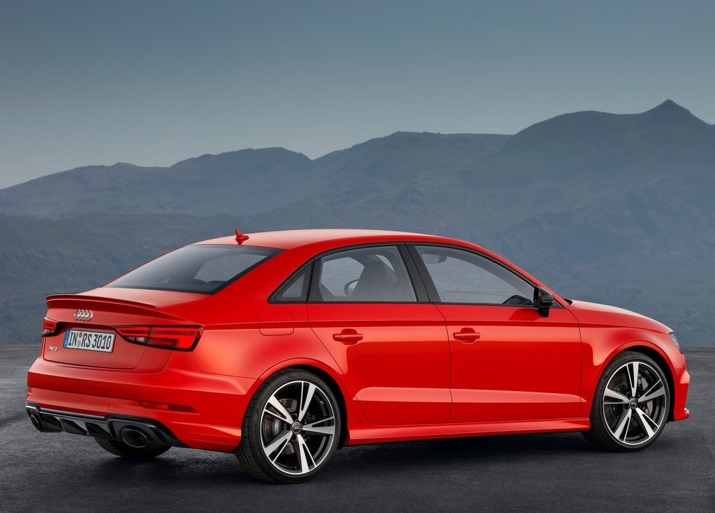 Met de facelift krijgt de Audi RS3 ook een Limousine-variant en die krijg op zijn beurt ook een nieuwe motor: die uit de TT RS. Dat betekent dat de auto nu 400 pk levert.