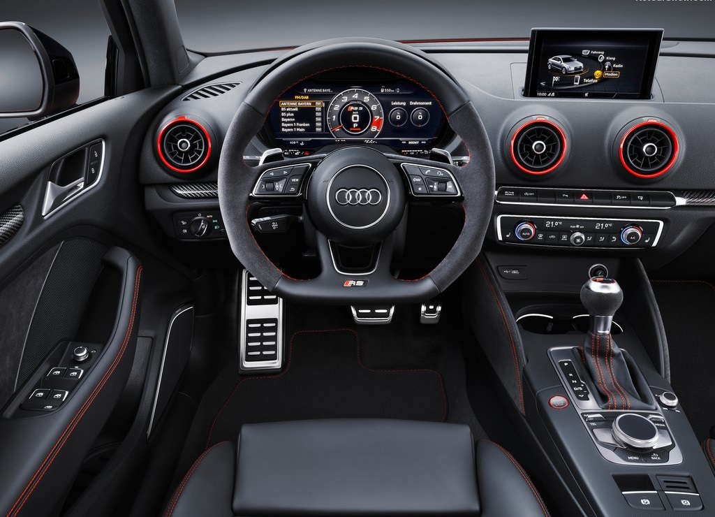 Met de facelift krijgt de Audi RS3 ook een Limousine-variant en die krijg op zijn beurt ook een nieuwe motor: die uit de TT RS. Dat betekent dat de auto nu 400 pk levert.