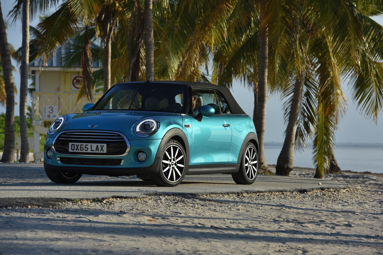 Eerste prijzen Mini Cabriolet bekend. De 2016-modellen staan vanaf 24.990 euro bij de dealer, maar verschijnen als Cooper voor 27.990 euro in de showroom. De Cooper S kost minimaal 35.990 euro.