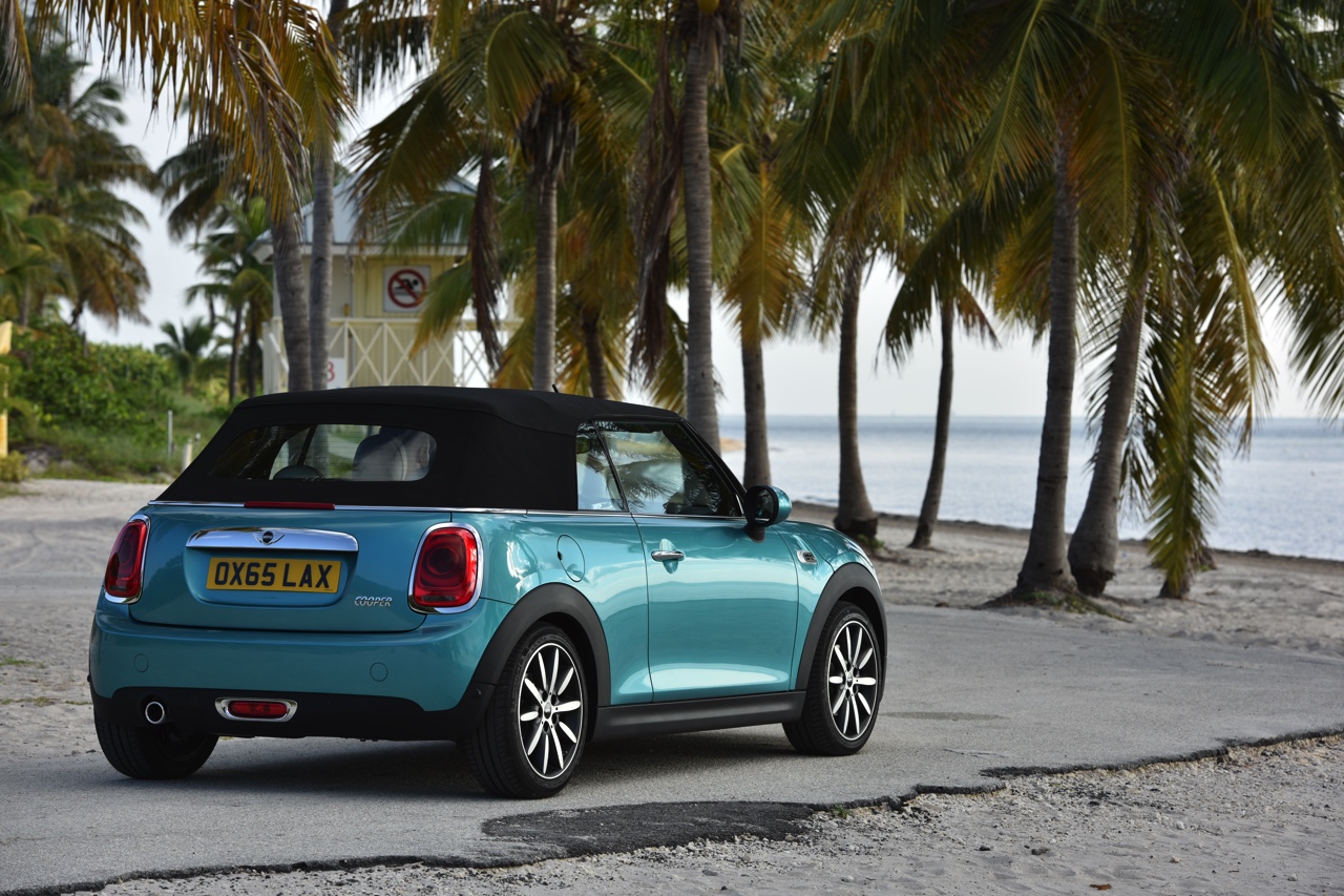 Eerste prijzen Mini Cabriolet bekend. De 2016-modellen staan vanaf 24.990 euro bij de dealer, maar verschijnen als Cooper voor 27.990 euro in de showroom. De Cooper S kost minimaal 35.990 euro.