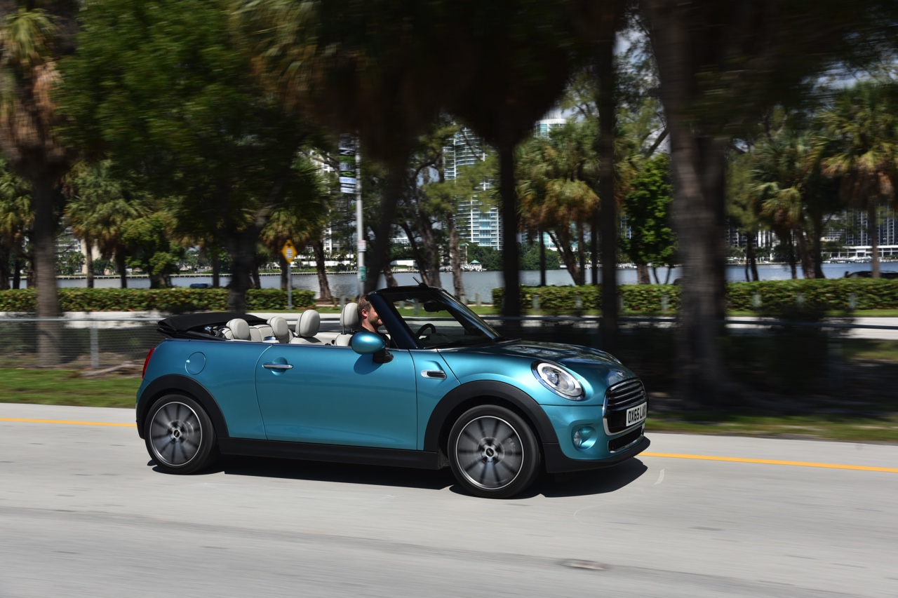 Eerste prijzen Mini Cabriolet bekend. De 2016-modellen staan vanaf 24.990 euro bij de dealer, maar verschijnen als Cooper voor 27.990 euro in de showroom. De Cooper S kost minimaal 35.990 euro.