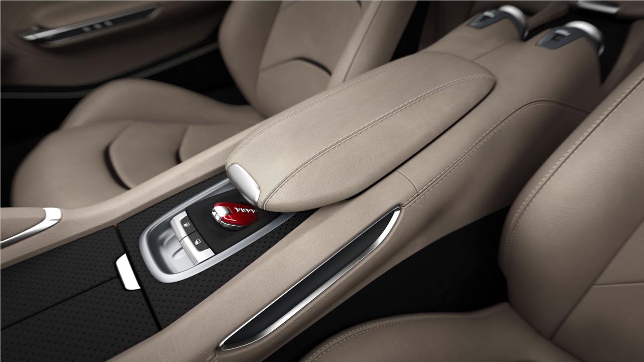 Ferrari combineert in de GTC4Lusso de tractie van vierwielaandrijving aan 4RM Evo achterwielbesturing, terwijl onder de kap 690 paarden uit een V12 staan te trappelen.