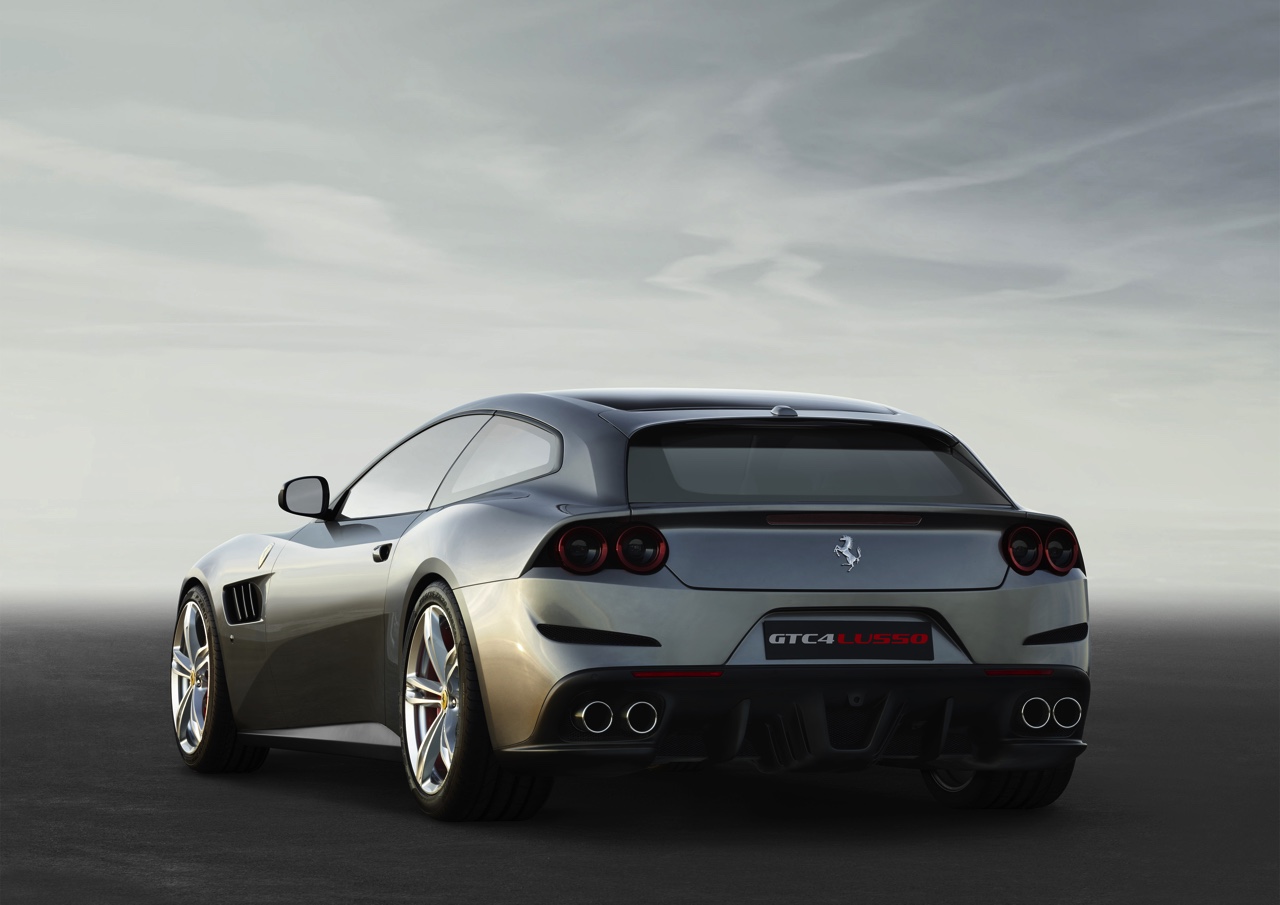 Ferrari combineert in de GTC4Lusso de tractie van vierwielaandrijving aan 4RM Evo achterwielbesturing, terwijl onder de kap 690 paarden uit een V12 staan te trappelen.