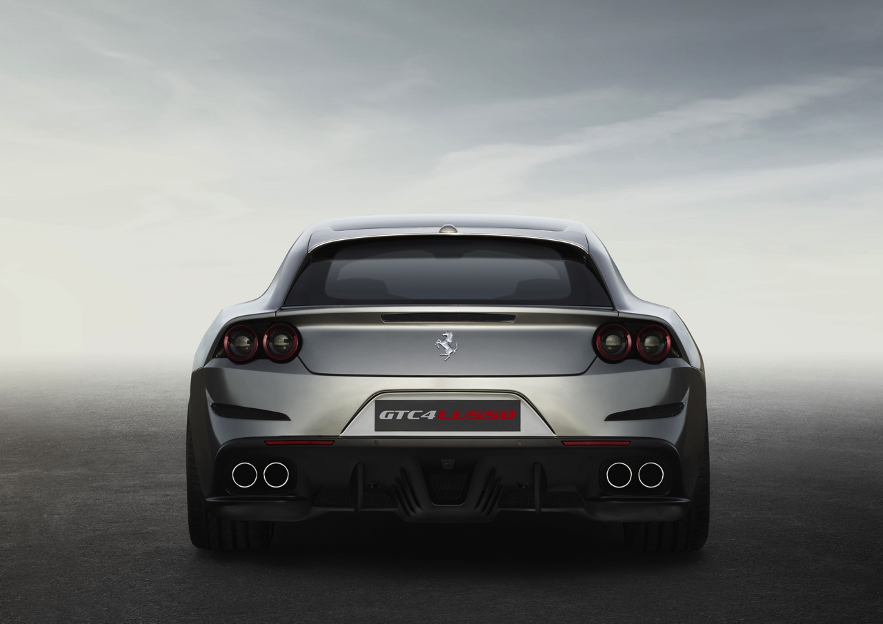 Ferrari combineert in de GTC4Lusso de tractie van vierwielaandrijving aan 4RM Evo achterwielbesturing, terwijl onder de kap 690 paarden uit een V12 staan te trappelen.