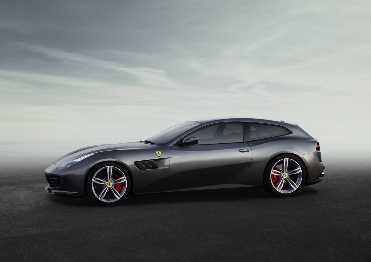 Ferrari combineert in de GTC4Lusso de tractie van vierwielaandrijving aan 4RM Evo achterwielbesturing, terwijl onder de kap 690 paarden uit een V12 staan te trappelen.