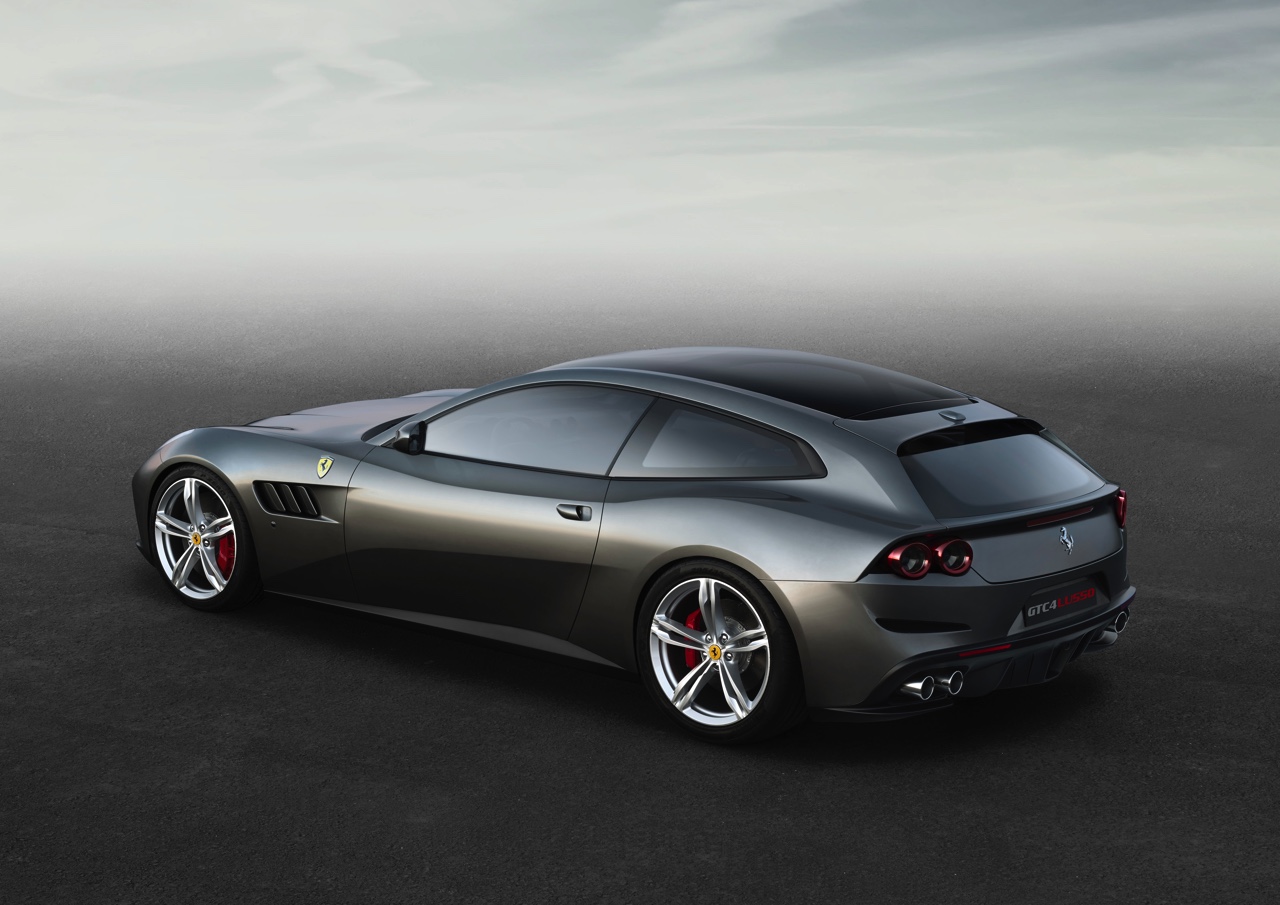 Ferrari combineert in de GTC4Lusso de tractie van vierwielaandrijving aan 4RM Evo achterwielbesturing, terwijl onder de kap 690 paarden uit een V12 staan te trappelen.