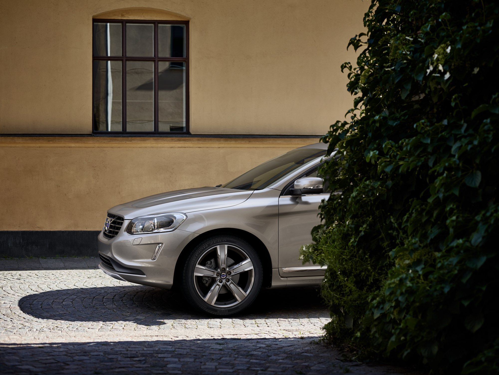 Prijzen en uitvoeringen Volvo XC60 modeljaar 2017. De populaire SUV is er wederom als Nordic+ en krijgt voortaan meer uitvoeringen met AWD. Nieuw zijn ook de Polestar Performance Parts.