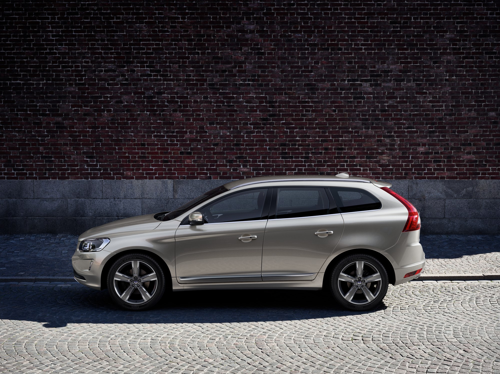 Prijzen en uitvoeringen Volvo XC60 modeljaar 2017. De populaire SUV is er wederom als Nordic+ en krijgt voortaan meer uitvoeringen met AWD. Nieuw zijn ook de Polestar Performance Parts.