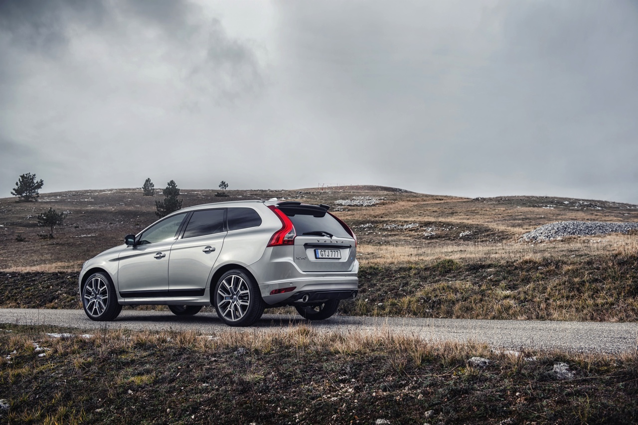 Prijzen en uitvoeringen Volvo XC60 modeljaar 2017. De populaire SUV is er wederom als Nordic+ en krijgt voortaan meer uitvoeringen met AWD. Nieuw zijn ook de Polestar Performance Parts.
