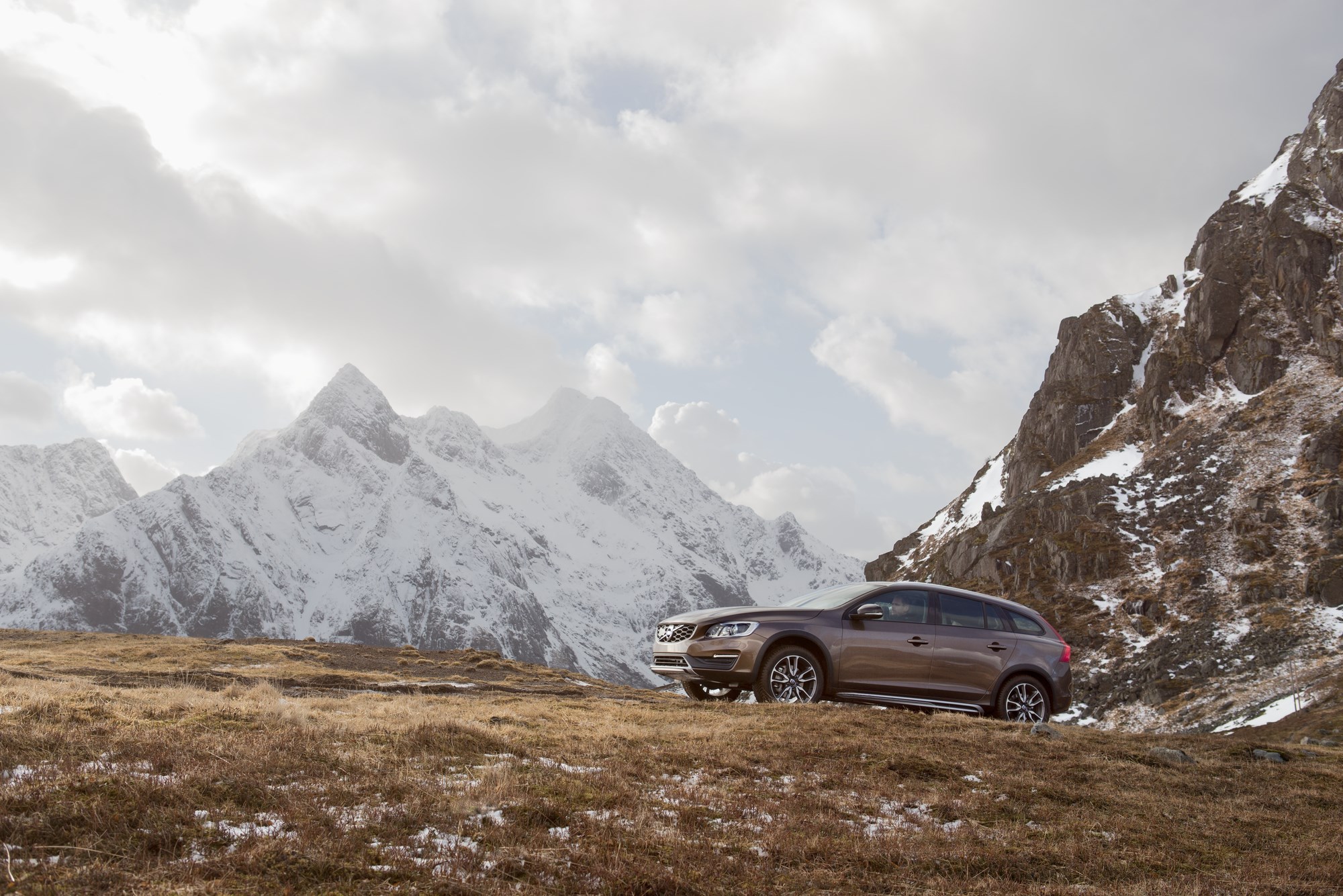 Volvo S60 Cross Country en V60 Cross Country met ingang van modeljaar 2017 in meer uitvoeringen en kleuren verkrijgbaar. Nieuw zijn de T5 AWD en D3 diesel.