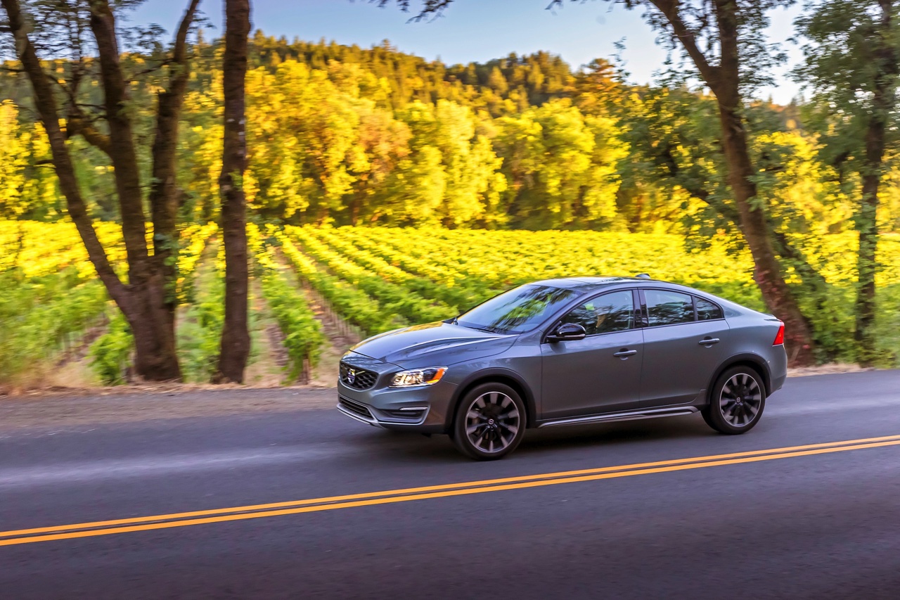 Volvo S60 Cross Country en V60 Cross Country met ingang van modeljaar 2017 in meer uitvoeringen en kleuren verkrijgbaar. Nieuw zijn de T5 AWD en D3 diesel.