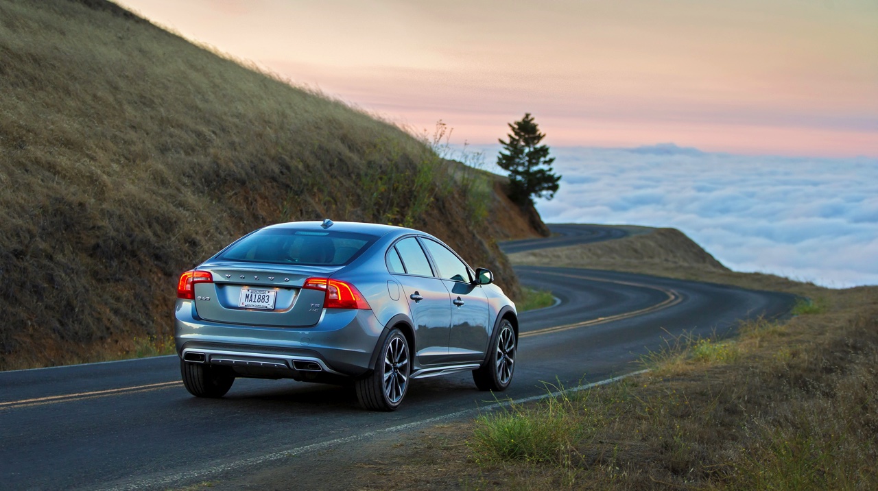 Volvo S60 Cross Country en V60 Cross Country met ingang van modeljaar 2017 in meer uitvoeringen en kleuren verkrijgbaar. Nieuw zijn de T5 AWD en D3 diesel.