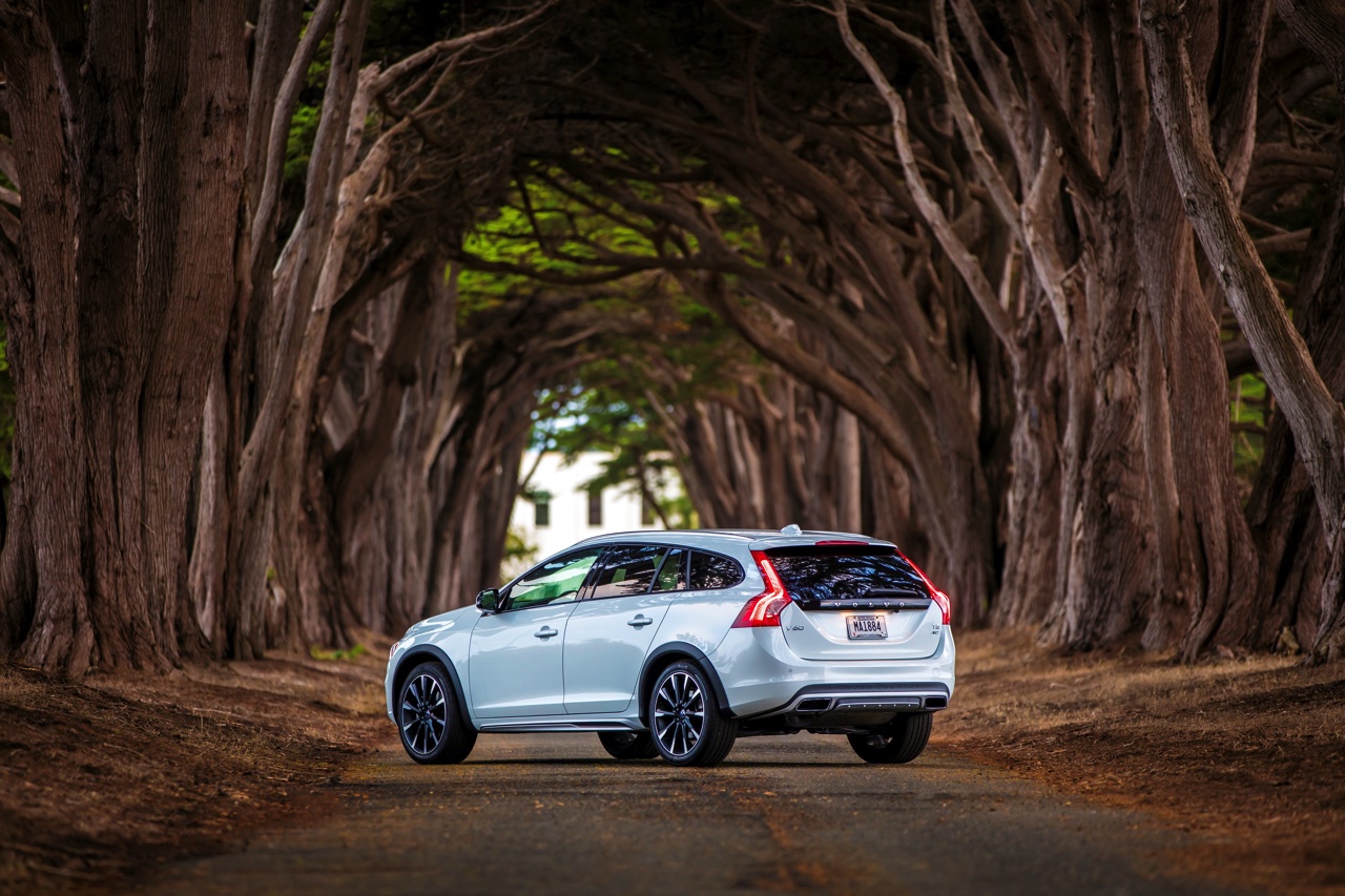 Volvo S60 Cross Country en V60 Cross Country met ingang van modeljaar 2017 in meer uitvoeringen en kleuren verkrijgbaar. Nieuw zijn de T5 AWD en D3 diesel.