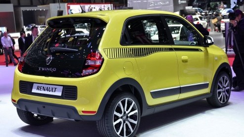 Nieuwe Renault Twingo introductie vanaf september bij de dealer. Leverbaar met SCe70 en TCe90 driecilinders. Standaard vijfdeurs en ruimer dan ooit. Maar ook kleiner.