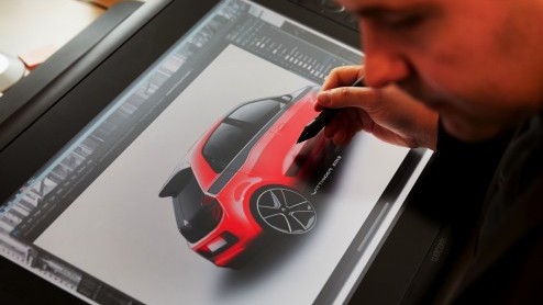 Nieuwe Renault Twingo introductie vanaf september bij de dealer. Leverbaar met SCe70 en TCe90 driecilinders. Standaard vijfdeurs en ruimer dan ooit. Maar ook kleiner.