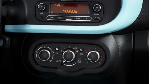 Nieuwe Renault Twingo introductie vanaf september bij de dealer. Leverbaar met SCe70 en TCe90 driecilinders. Standaard vijfdeurs en ruimer dan ooit. Maar ook kleiner.