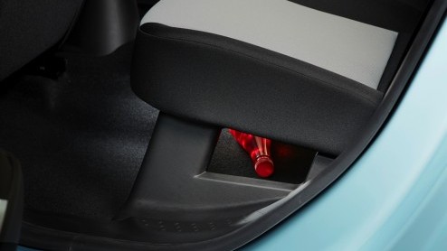 Nieuwe Renault Twingo introductie vanaf september bij de dealer. Leverbaar met SCe70 en TCe90 driecilinders. Standaard vijfdeurs en ruimer dan ooit. Maar ook kleiner.