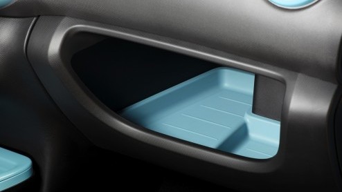 Nieuwe Renault Twingo introductie vanaf september bij de dealer. Leverbaar met SCe70 en TCe90 driecilinders. Standaard vijfdeurs en ruimer dan ooit. Maar ook kleiner.