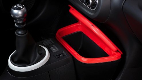 Nieuwe Renault Twingo introductie vanaf september bij de dealer. Leverbaar met SCe70 en TCe90 driecilinders. Standaard vijfdeurs en ruimer dan ooit. Maar ook kleiner.
