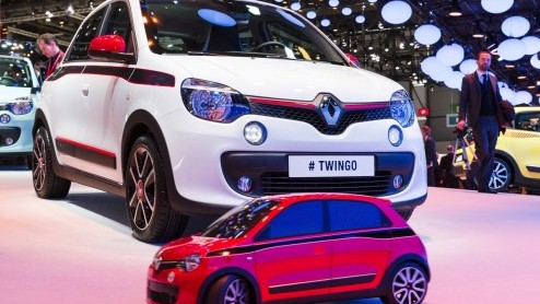 Nieuwe Renault Twingo introductie vanaf september bij de dealer. Leverbaar met SCe70 en TCe90 driecilinders. Standaard vijfdeurs en ruimer dan ooit. Maar ook kleiner.
