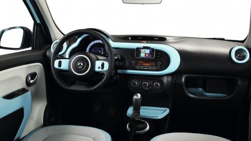 Nieuwe Renault Twingo introductie vanaf september bij de dealer. Leverbaar met SCe70 en TCe90 driecilinders. Standaard vijfdeurs en ruimer dan ooit. Maar ook kleiner.
