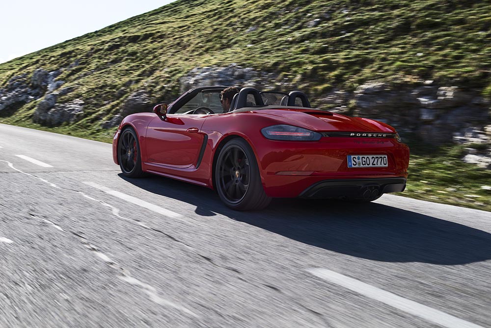 Porsche breidt het programma van de 718 Boxster en Cayman uit met de GTS-versie de 35 pk extra levert.